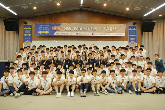 미래창조과학부와 정보통신기술진흥센터, 한국정보산업연합회는 지난 5일 경기 용인 현대인재개발원에서 '2016년 제7기 SW 마에스트로' 발대식을 개최했다고 6일 밝혔다. 제7기 SW 마에스트로 과정에는 모두 1000명 이상이 지원해 서류평가·코딩테스트·심층면접 등을 통해 100명을 선발했다. 7기 SW 마에스트로 연수생들이 기념촬영을 하고 있다.   IITP 제공